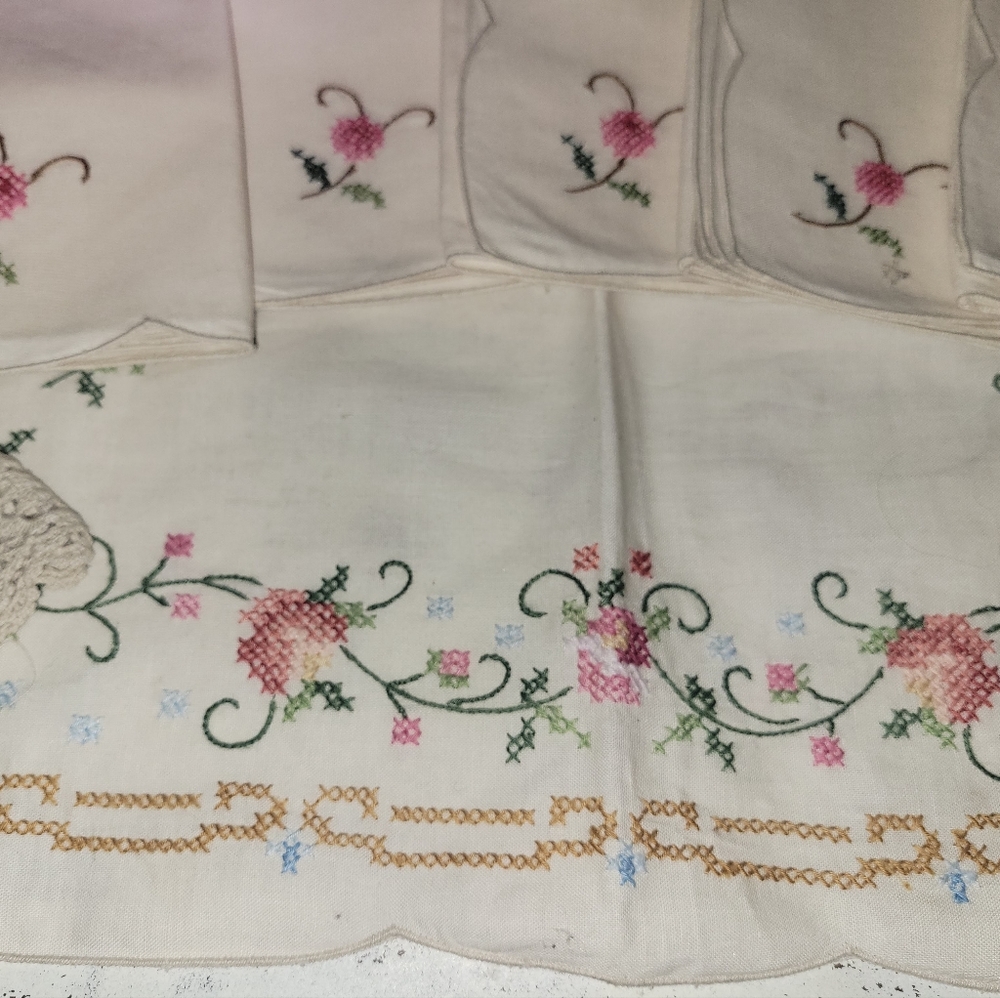 Beautiful vintage table runner,5 placemats and 5 napkins